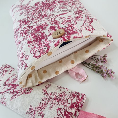 Pochette livre tissu molletonnée fermeture par un bouton, housse protection livre format poche. toile de jouy rose