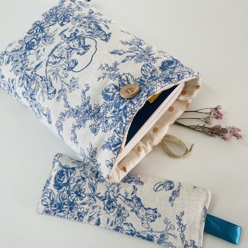 Pochette livre tissu molletonnée fermeture par un bouton, housse protection livre format poche. toile de jouy bleu