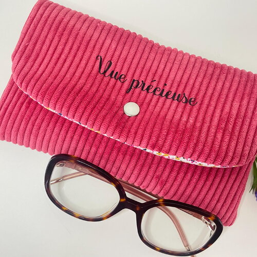Étui à lunettes en velours côtelé rose fraise