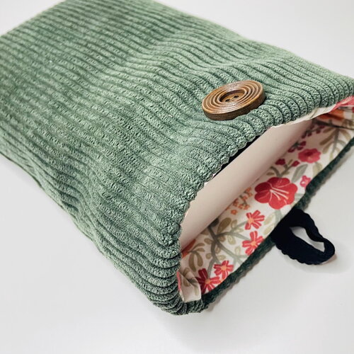 Pochette livre tissu molletonnée fermeture par un bouton, housse protection livre format poche. velours côtelé vert