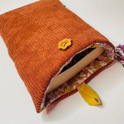 Pochette livre tissu molletonnée fermeture par un bouton, housse protection livre format poche. velours côtelé rose
