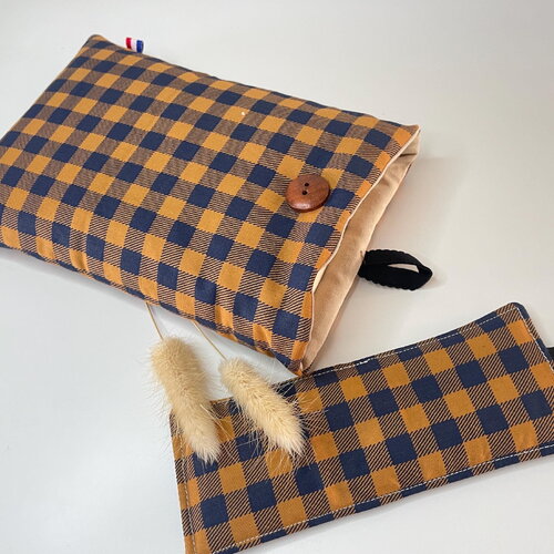 Pochette livre tissu molletonnée fermeture par un bouton, housse protection livre . inspiration tartan camel et marine