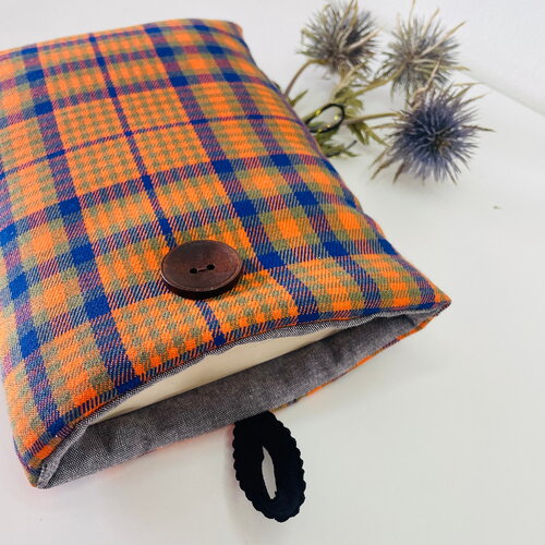 Pochette livre tissu molletonnée fermeture par un bouton, housse protection livre. style tartan