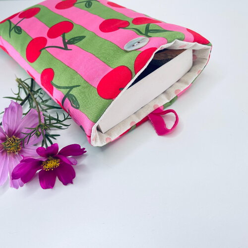 Pochette livre tissu molletonnée fermeture par un bouton, housse protection livre. cerises