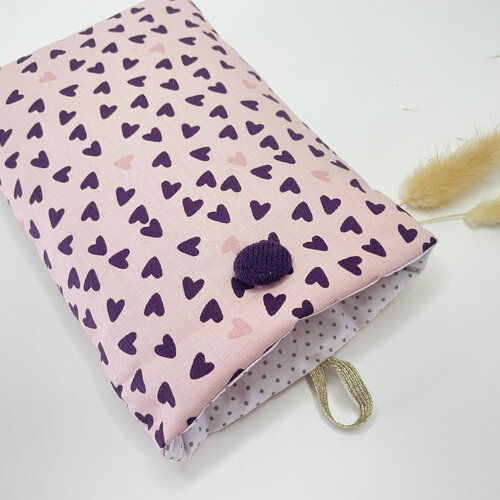 Pochette livre tissu molletonnée fermeture par un bouton, housse protection livre .  cœurs violets