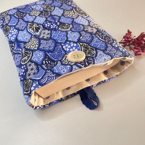 Pochette livre tissu molletonnée fermeture par un bouton, housse protection livre . petites fleurs