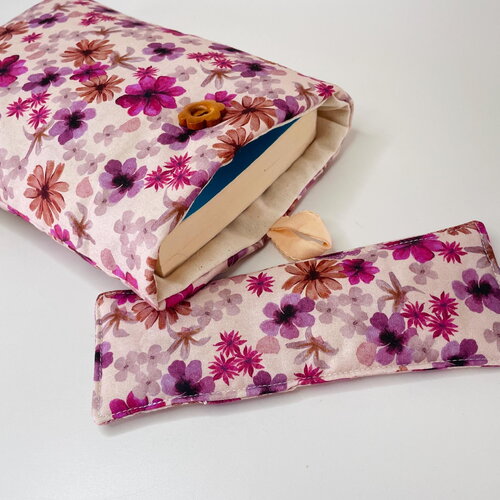 Pochette livre tissu molletonnée fermeture par un bouton, housse protection livre . jolies fleurs aster