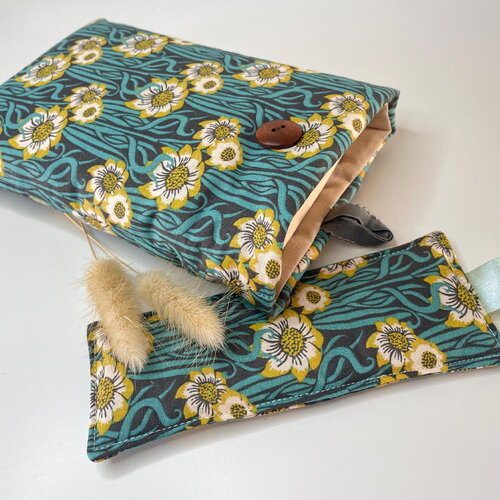 Pochette livre tissu molletonnée fermeture par un bouton, housse protection livre . fleurs vintage