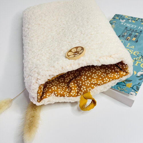 Pochette livre tissu molletonnée fermeture par un bouton, housse protection livre format poche. moumoute sherpa écru