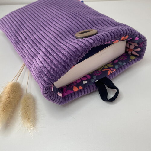 Pochette livre tissu molletonnée fermeture par un bouton, housse protection livre format poche. velours côtelé violet