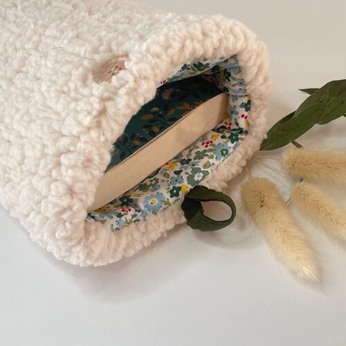 Pochette livre tissu molletonnée fermeture par un bouton, housse protection livre format poche. moumoute sherpa écru