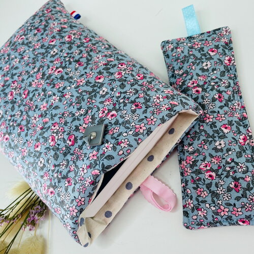 Pochette livre tissu molletonnée fermeture par un bouton, housse protection livre . coton petites fleurs bleues