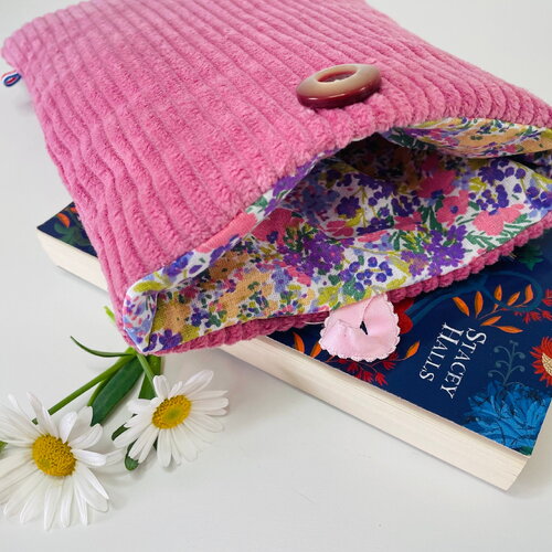 Pochette livre tissu molletonnée fermeture par un bouton, housse protection livre format poche. velours côtelé rose