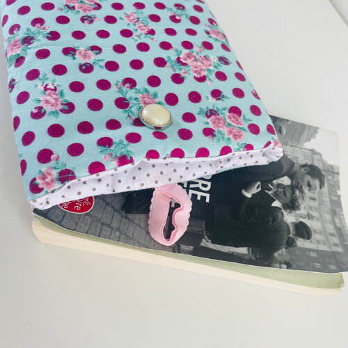 Pochette livre tissu molletonnée fermeture par un bouton, housse protection . pois violet
