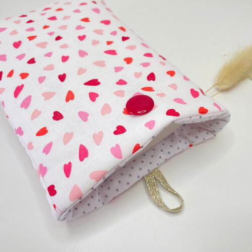 Pochette livre tissu molletonnée fermeture par un bouton, housse protection livre .  cœurs