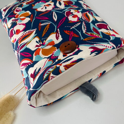 Pochette livre tissu molletonnée fermeture par un bouton, housse protection livre format poche. coton fleurs d’automnes