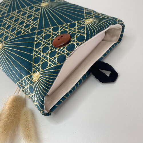 Pochette livre tissu molletonnée fermeture par un bouton, housse protection livre format poche. en coton art déco