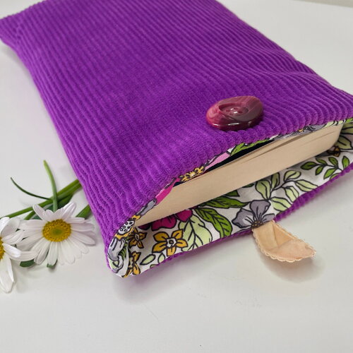 Pochette livre tissu molletonnée fermeture par un bouton, housse protection livre format poche. velours côtelé violet