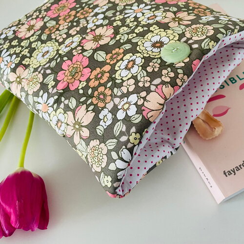 Pochette livre tissu molletonnée fermeture par un bouton, housse protection livre .  fleurs d’été