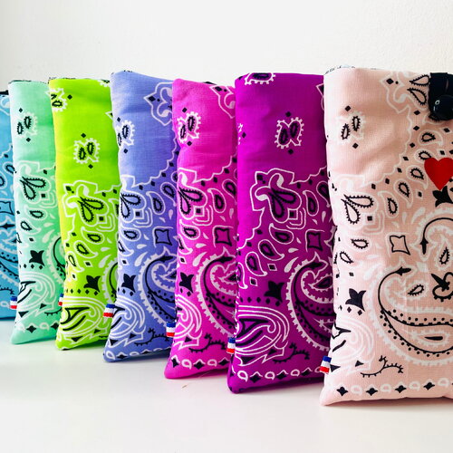 Pochette livre tissu molletonnée fermeture par un bouton, housse protection livre format poche et broché. spécial bandanas
