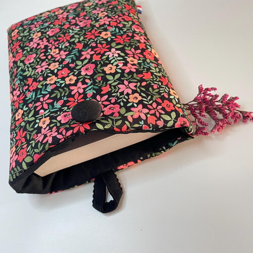 Pochette livre tissu molletonnée fermeture par un bouton, housse protection livre . petites fleurs