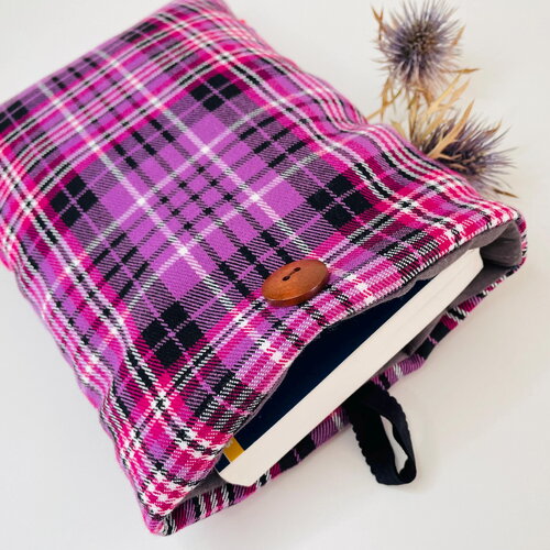 Pochette livre tissu molletonnée fermeture par un bouton, housse protection . tartan violet/rose