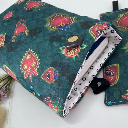 Pochette livre tissu molletonnée fermeture par un bouton, housse protection livre . coton ex voto