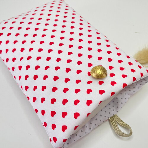 Pochette livre tissu molletonnée fermeture par un bouton, housse protection livre .  petits cœurs