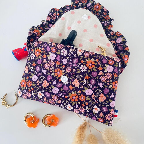 Trousse à volant fleuri – l’accessoire féminin et élégant