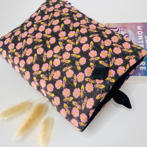 Pochette livre tissu molletonnée fermeture par un bouton, housse protection livre format poche. coton noir fleurs rose claire fils d’or