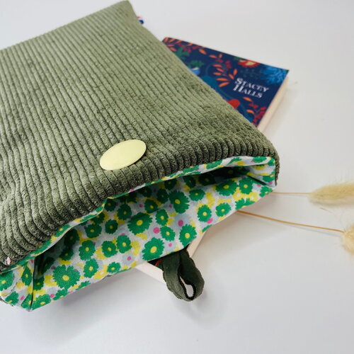 Pochette livre tissu molletonnée fermeture par un bouton, housse protection livre format poche. velours côtelé kaki
