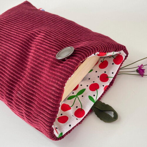Pochette livre tissu molletonnée fermeture par un bouton, housse protection livre format poche. velours côtelé rouge et tissu cerise
