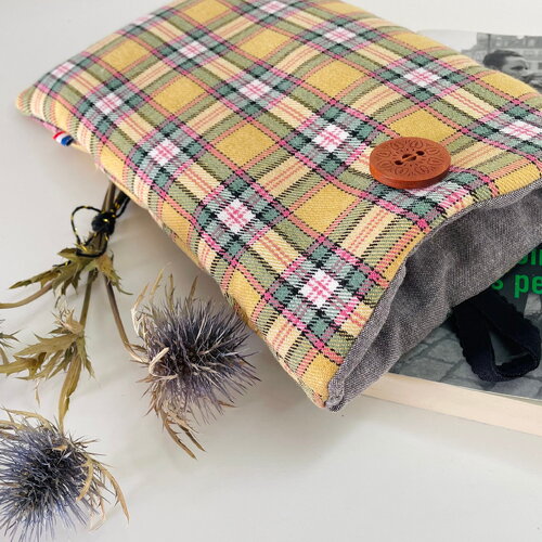 Pochette livre tissu molletonnée fermeture par un bouton, housse protection . tartan écru