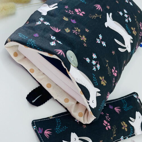 Pochette livre tissu molletonnée fermeture par un bouton, housse protection livre . coton lapin d’alice
