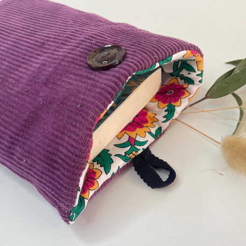 Pochette livre tissu molletonnée fermeture par un bouton, housse protection livre format poche. velours côtelé rose