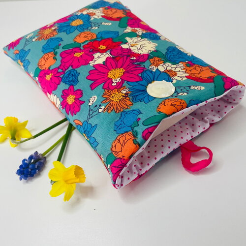Pochette livre tissu molletonnée fermeture par un bouton, housse protection livre .  bouquet de fleurs