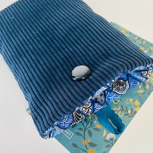 Pochette livre tissu molletonnée fermeture par un bouton, housse protection livre format poche. velours côtelé bleu