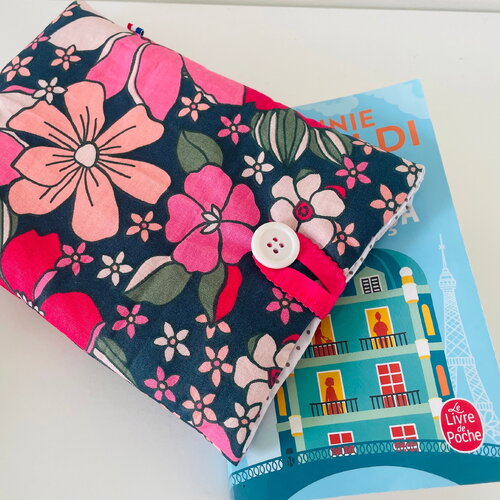 Pochette livre tissu molletonnée fermeture par un bouton, housse protection livre format poche. motif fleurs rose vintage
