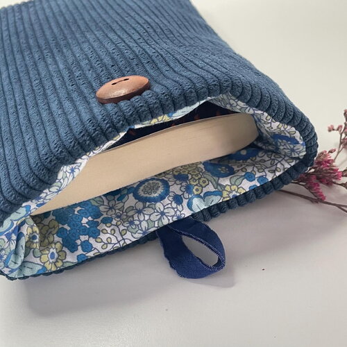 Pochette livre tissu molletonnée fermeture par un bouton, housse protection livre format poche. velours côtelé bleu