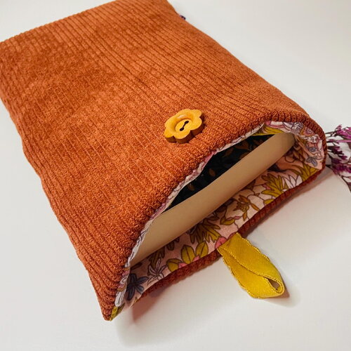 Pochette livre tissu molletonnée fermeture par un bouton, housse protection livre format poche. velours côtelé rose