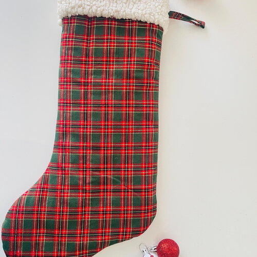 Grande botte de noël tartan et sherpa beige – déco cosy pour sapin ou cheminée