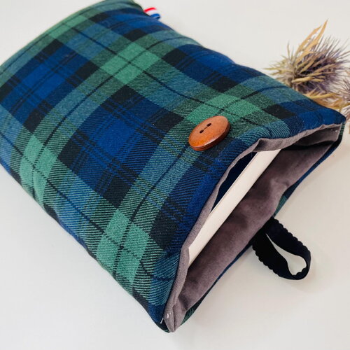 Pochette livre tissu molletonnée fermeture par un bouton, housse protection . tartan bleu/vert
