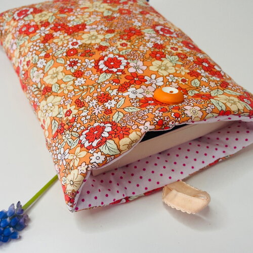 Pochette livre tissu molletonnée fermeture par un bouton, housse protection livre . petites fleurs oranges