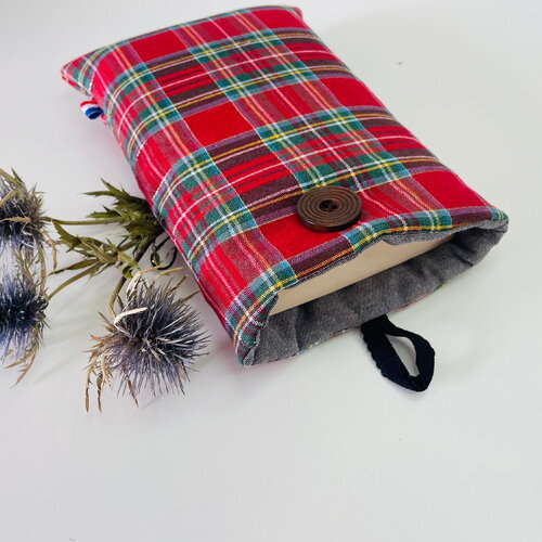 Pochette livre tissu molletonnée fermeture par un bouton, housse protection . tartan rouge