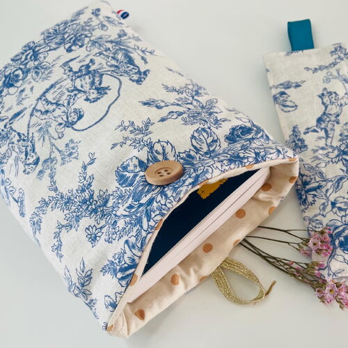Pochette livre tissu molletonnée fermeture par un bouton, housse protection livre . toile de jouy