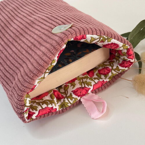 Pochette livre tissu molletonnée fermeture par un bouton, housse protection livre format poche. velours côtelé rose