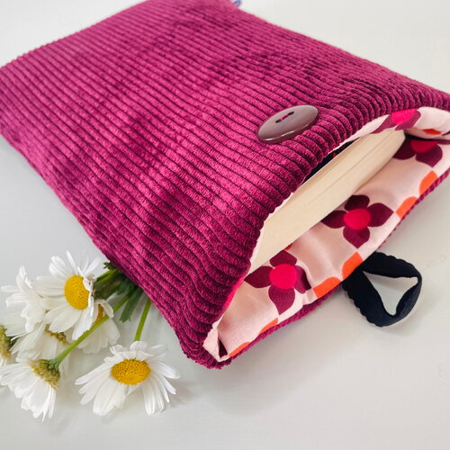 Pochette livre tissu molletonnée fermeture par un bouton, housse protection livre format poche. velours côtelé violet