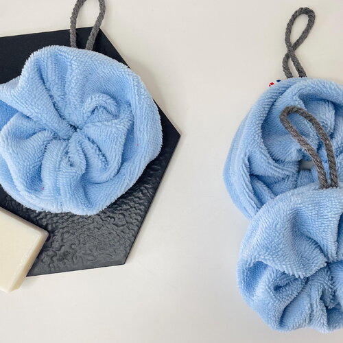Fleur de douche éponge de bambou bleu ciel