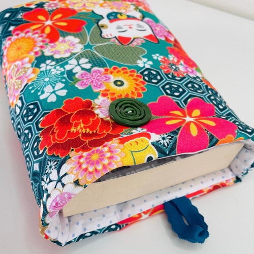 Pochette gros ouvrage (livre). motif maneki neko