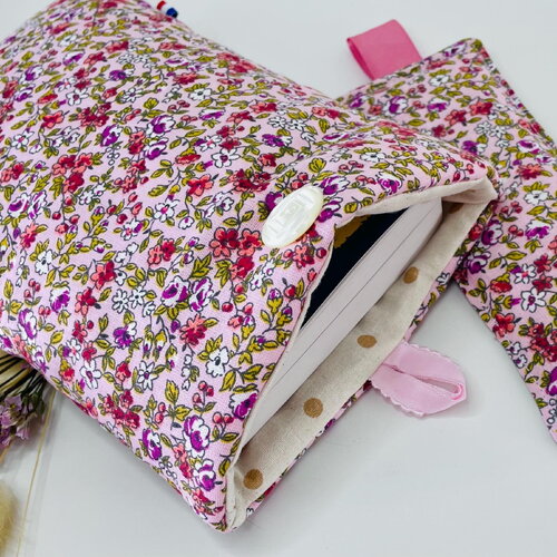 Pochette livre tissu molletonnée fermeture par un bouton, housse protection livre . coton petites fleurs roses